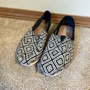 TOMS Women’s Black & White Diamond Slip-On Shoes
